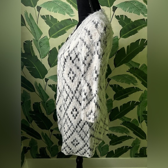 Kim Rogers White/Black Diamond Print Super fuzzy Cardigan Sweater Size PS - Picture 3 of 6